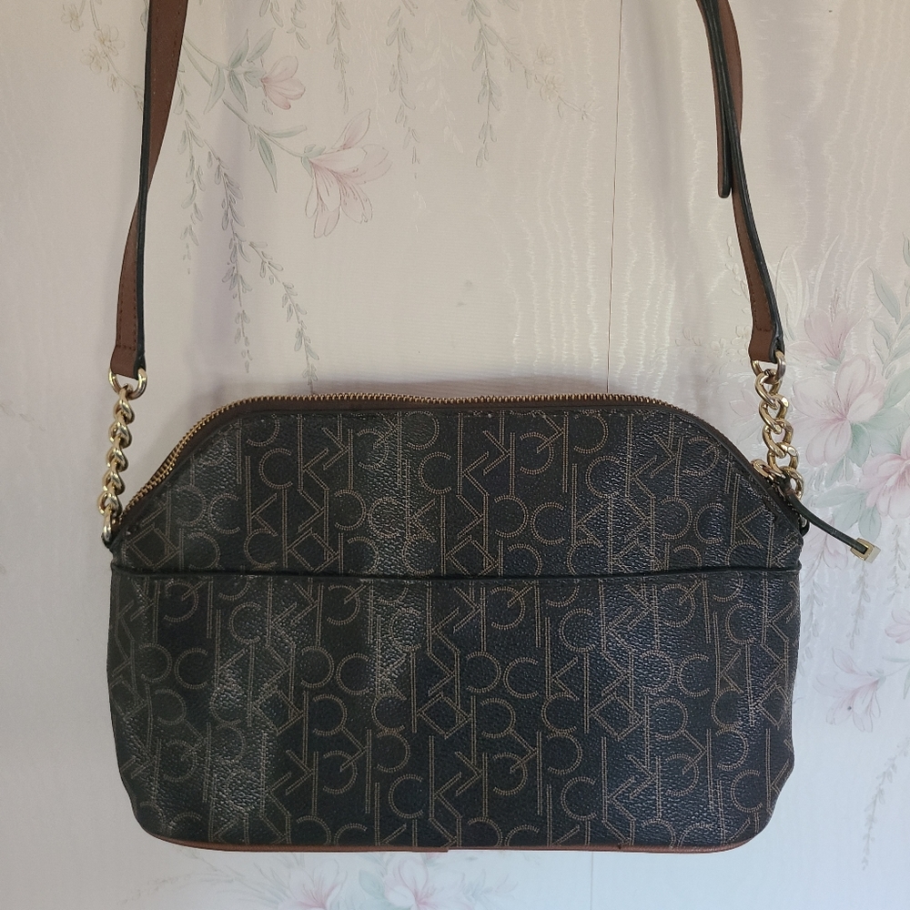 Calvin Klein Mercy Signature Top Zip Crossbody Bag - Picture 4 of 6